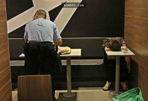 他坐係趴著訓既女子隔壁座位時沒察覺異常,直到有人去叫醒她時才驚覺對方已經…,香港交友討論區