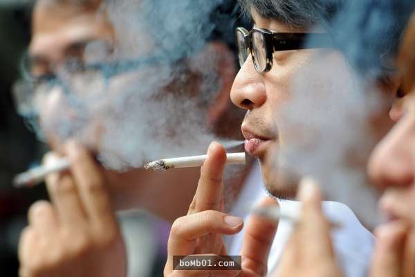 一家三個老菸槍害婦女「肺壞掉」差點得靠呼吸器維生，這10招教你如何避開「菸害」！