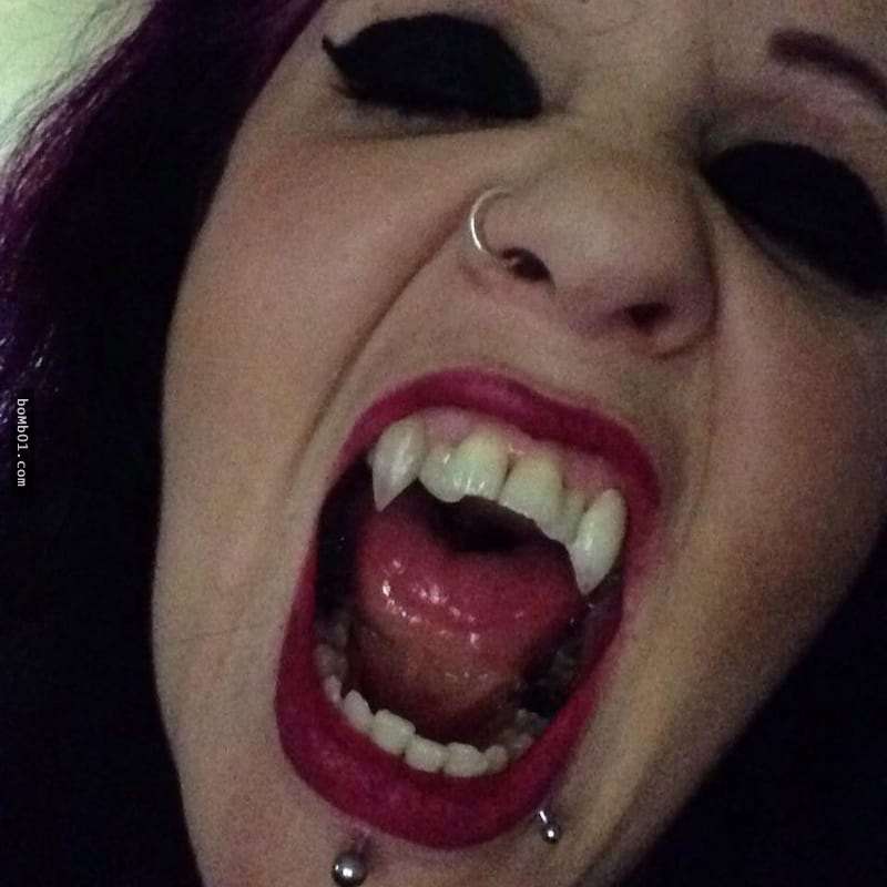 這個女人就是「現實世界裡的吸血鬼」，她自從喝過一口血後就上癮到現在都無法戒掉！