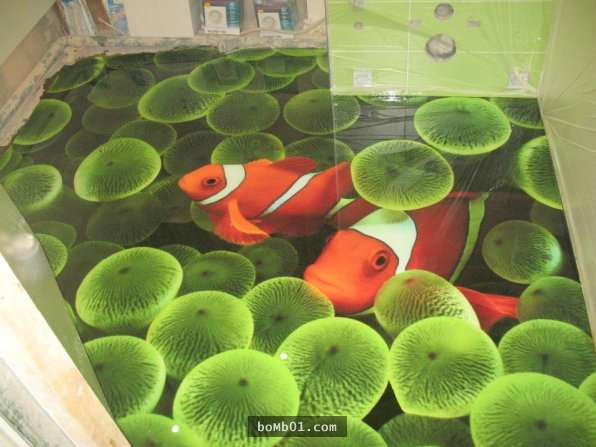 去朋友家借用廁所看到這畫面以為她家浸水了…誰知道走近一點看到真相後真想呆在裡面不要出來！