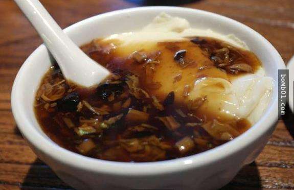 老板阻止妻子追「吃完豆花没给钱就离开的瘸腿妈妈」