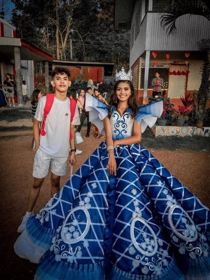 這件禮服完全完全不輸給高檔品牌的裙子,更因為有哥哥對妹妹的愛心,讓晚禮服更添色彩!