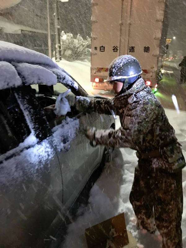 日本暴雪1500輛車受困 王將餃子 員工自動集合免費送熱食司機拿到感動哭 真的可以收下嗎 Bomb01 日本暴雪1500輛車受困 王將餃子 員工自動集合免費送熱食司機拿到感動哭 真的可以收下嗎 Bomb01