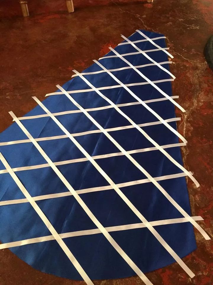 貼心的哥哥在每一塊藍色的裙擺整齊貼滿白色絲帶。