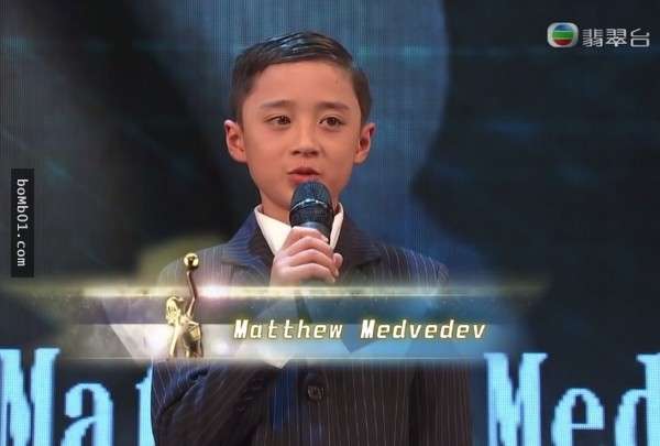 ◢ 现在他长大了～混血的他完全没有长残还帅一脸! 网民: 我要嫁他