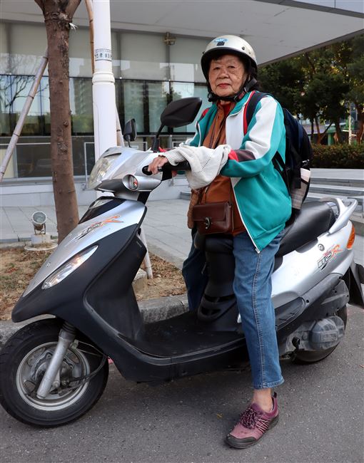 80岁阿嬷超勇！骑18天机车「完成环岛」　独自狂骑逾千里：看到台湾变美了插图
