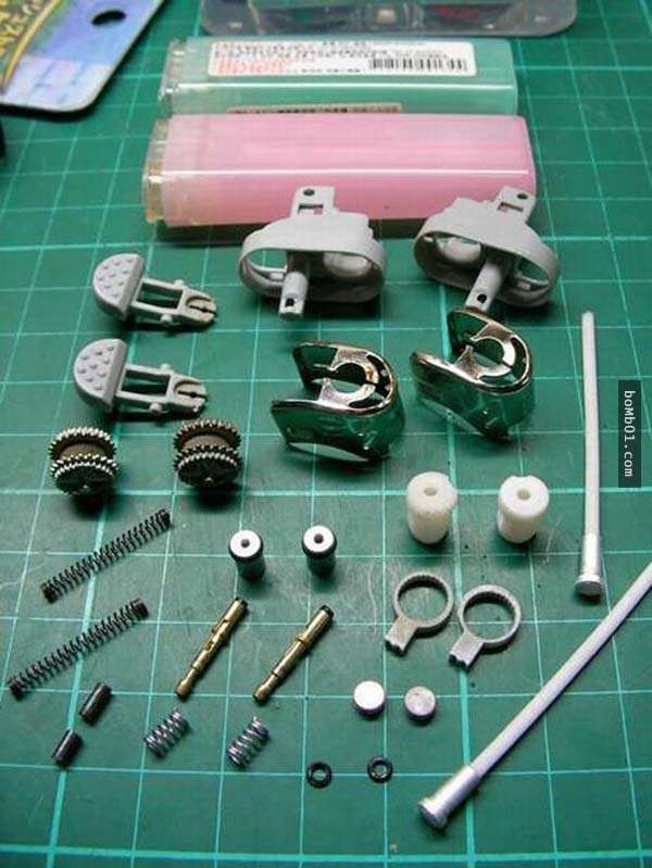 他拿出两个打火机拆开后竟做出「你会跪著欣赏的作