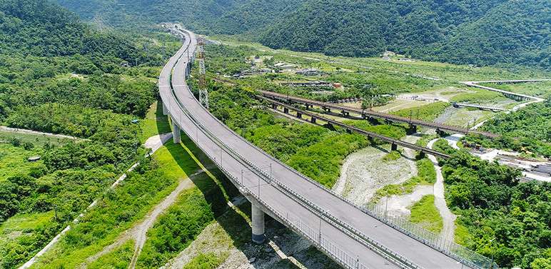 禁禁禁 台灣唯一 禁最多車 的蘇花改要通網傻眼 所以蓋來幹嘛啊 Bomb01