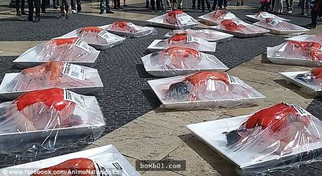 这些人在市中心装扮成冲击内心的「生鲜人肉」不是在胡闹,背后的原因