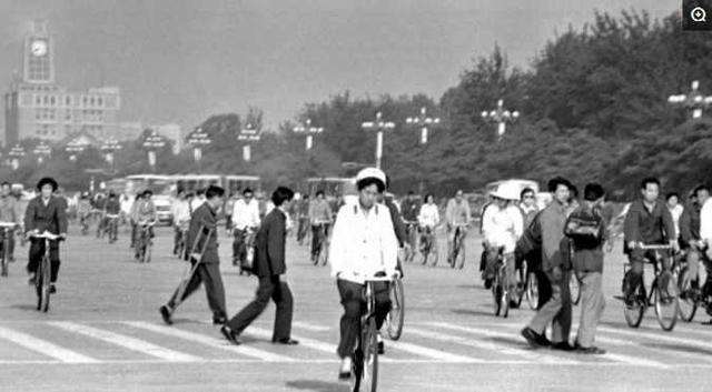 1980年代 台灣vs大陸 生活差很大陸男女穿熱褲上街 只有衣著自由 Bomb01