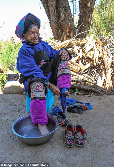 這位老奶奶是全中國 最後一位纏足婦女 過去踩成 血肉模糊的腳掌 現在模樣讓人超心疼 Bomb01 這位老奶奶是全中國 最後一位纏足婦女 過去踩成 血肉模糊的腳掌 現在模樣讓人超心疼 Bomb01