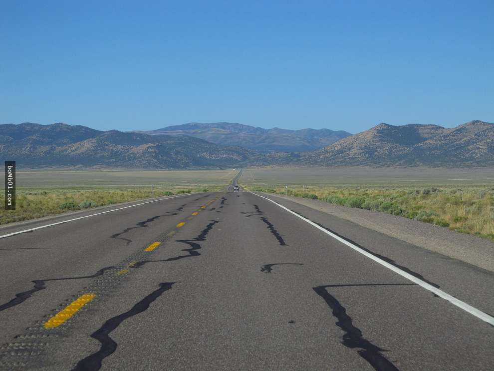 喜欢旅行的朋友一定要进来看看,没去过这28条世界上最美的公路拍照