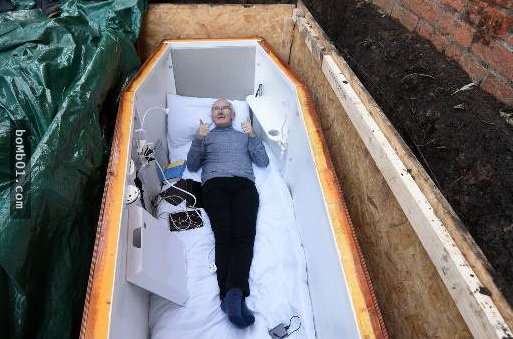 老先生全程直播自己被活埋的可怕过程,但当你看下去就会发现这是人生