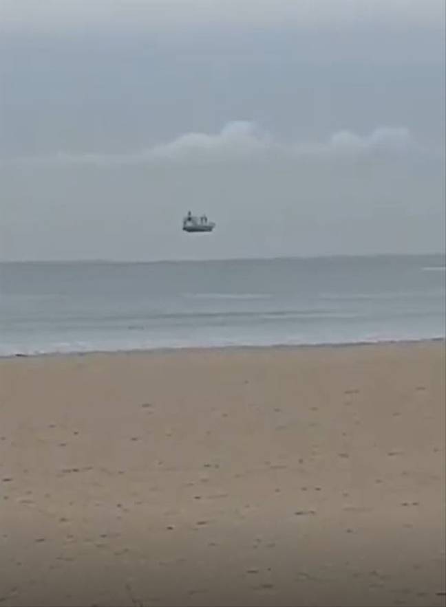 船浮在空中 比 海市蜃樓 更罕見的奇景揉揉眼還是會看錯 Bomb01