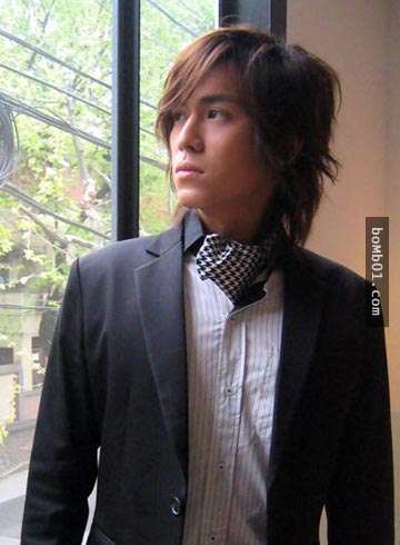 他是台湾最大黑帮的太子爷,父亲过世后却自愿放弃所有遗产独立打拼