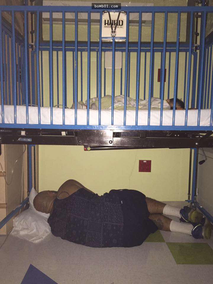 她在医院醒来时「发现儿子床底下躺著一个男人」,揉了揉眼睛看清楚后