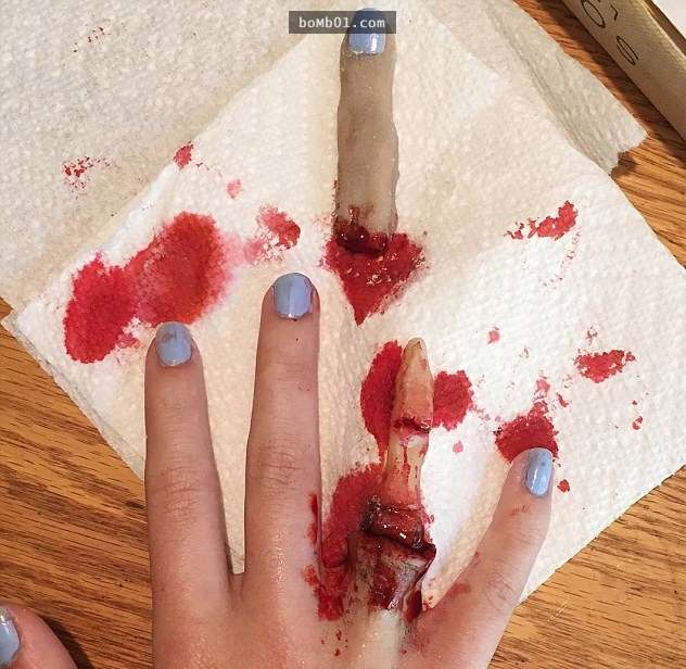 ▼蒂芬妮最得意的作品:「脱套的手指」,她表示连自己看了都感到害怕.