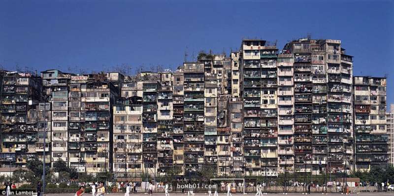 ▼九龙寨城清拆工程於1994年4月完成,香港政府将原址改建为公园.