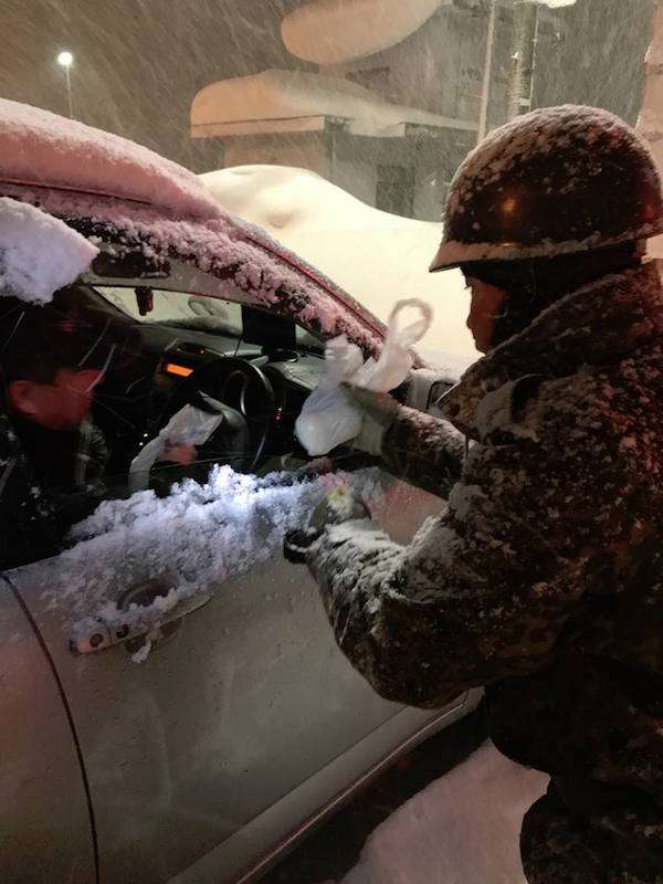 日本暴雪1500輛車受困 王將餃子 員工自動集合免費送熱食司機拿到感動哭 真的可以收下嗎 Bomb01 日本暴雪1500輛車受困 王將餃子 員工自動集合免費送熱食司機拿到感動哭 真的可以收下嗎 Bomb01